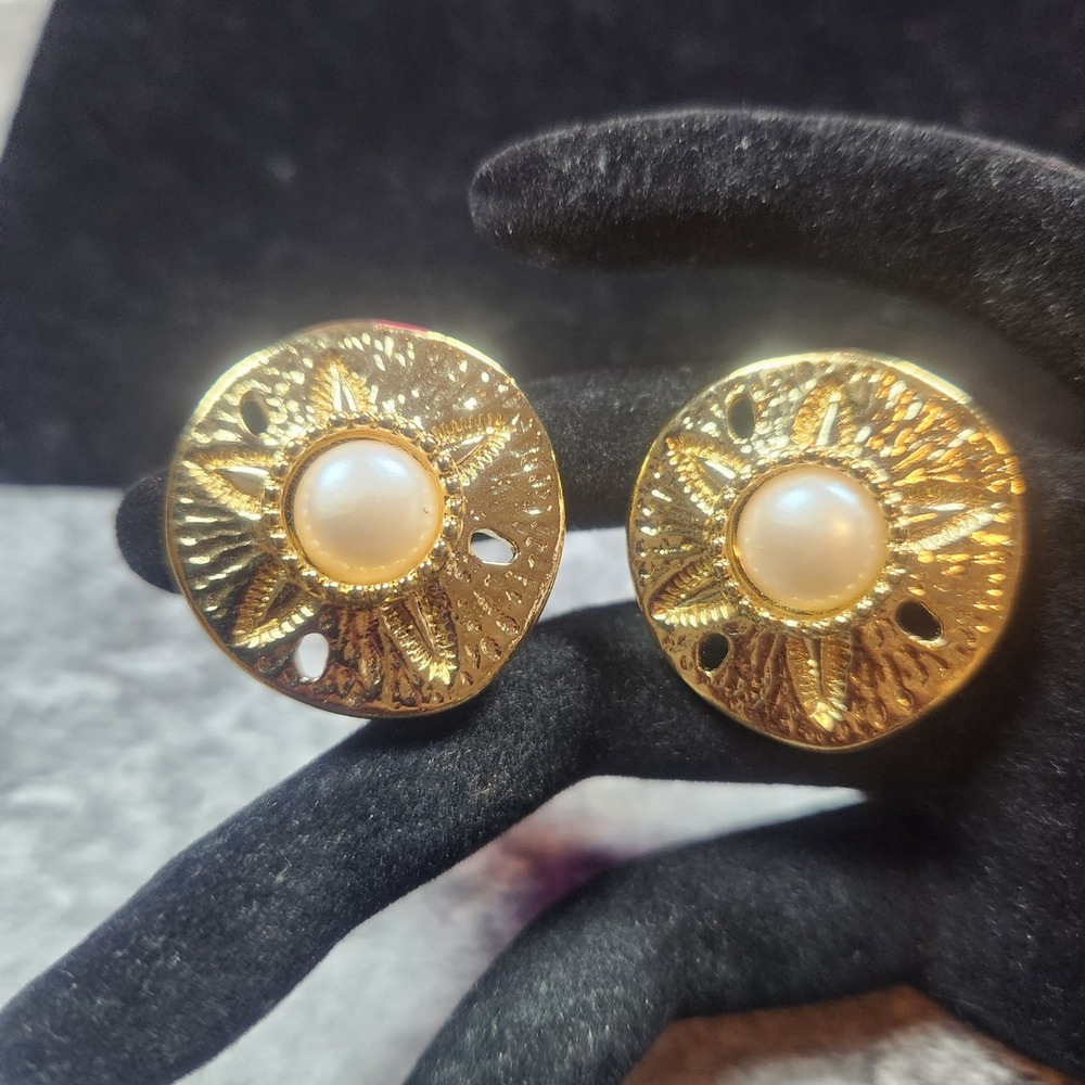 K.J.L. for Avon Vintage Sand Dollar Faux Pearl Gold Tone Clip‎ On Earrings 1"